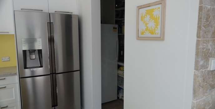 Custom Designed Kitchen Glass Splashback & Matching Glass Pantry Door