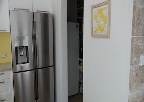Custom Designed Kitchen Glass Splashback & Matching Glass Pantry Door