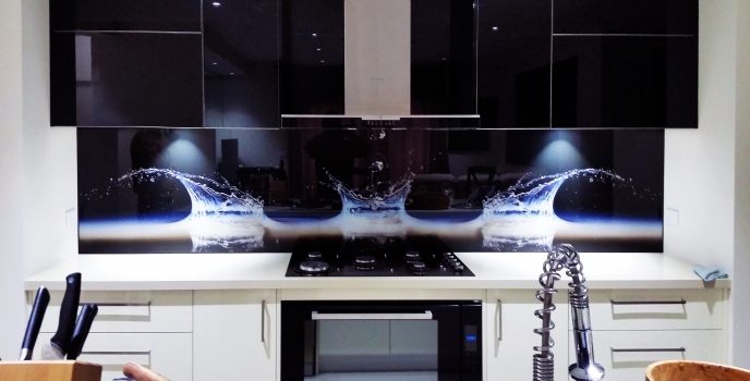A “splash” kitchen glass splashback