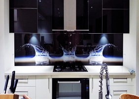 A “splash” kitchen glass splashback