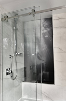 Shower with printed glass splashback panel
